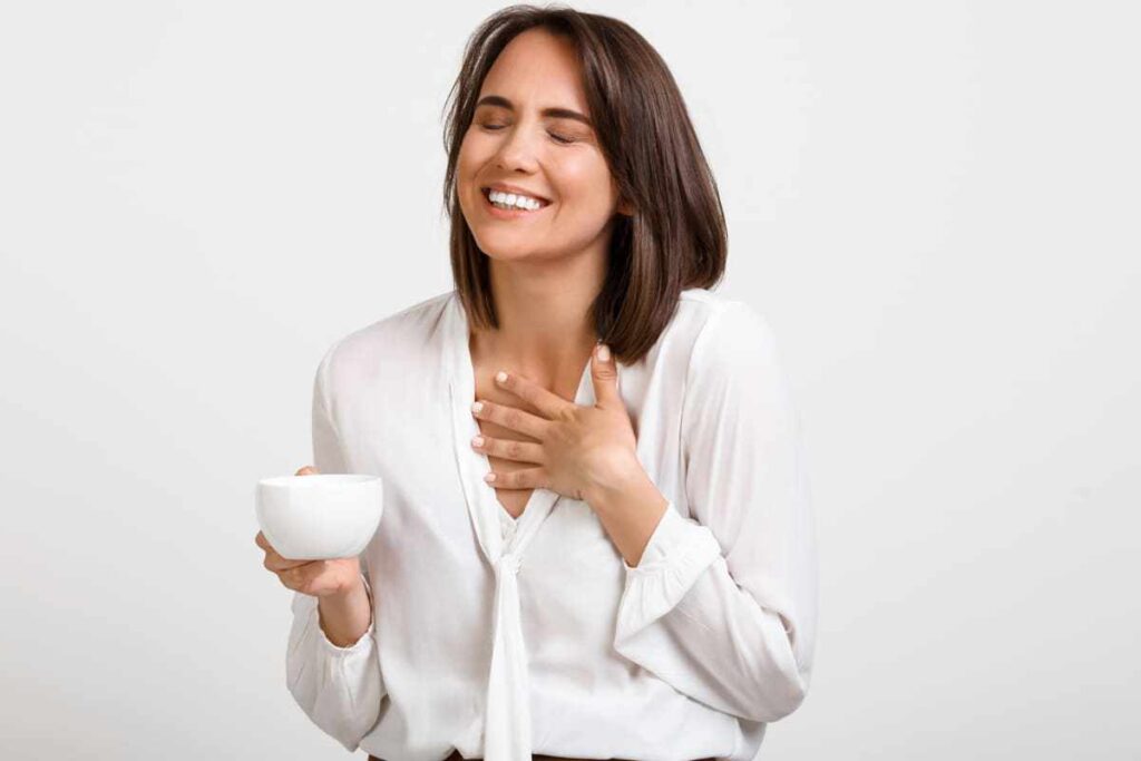 a imagem ilustra uma pessoa bebendo um café da Bicafé 