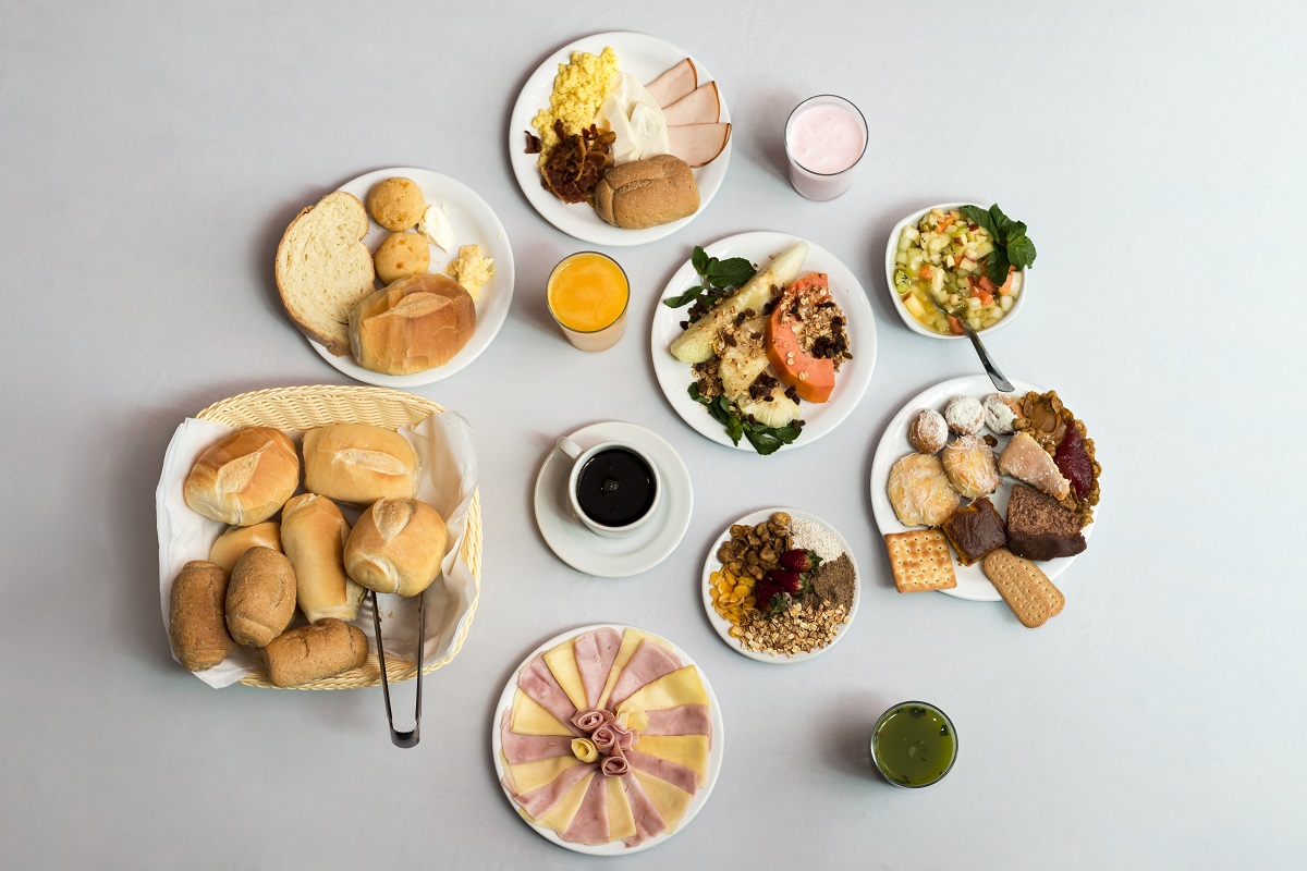 mesa de café da manhã completo com vários pratos