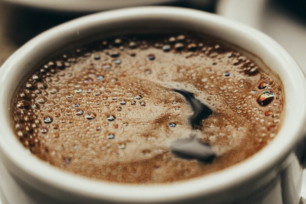 a imagem ilustra um uso dos grãos de café