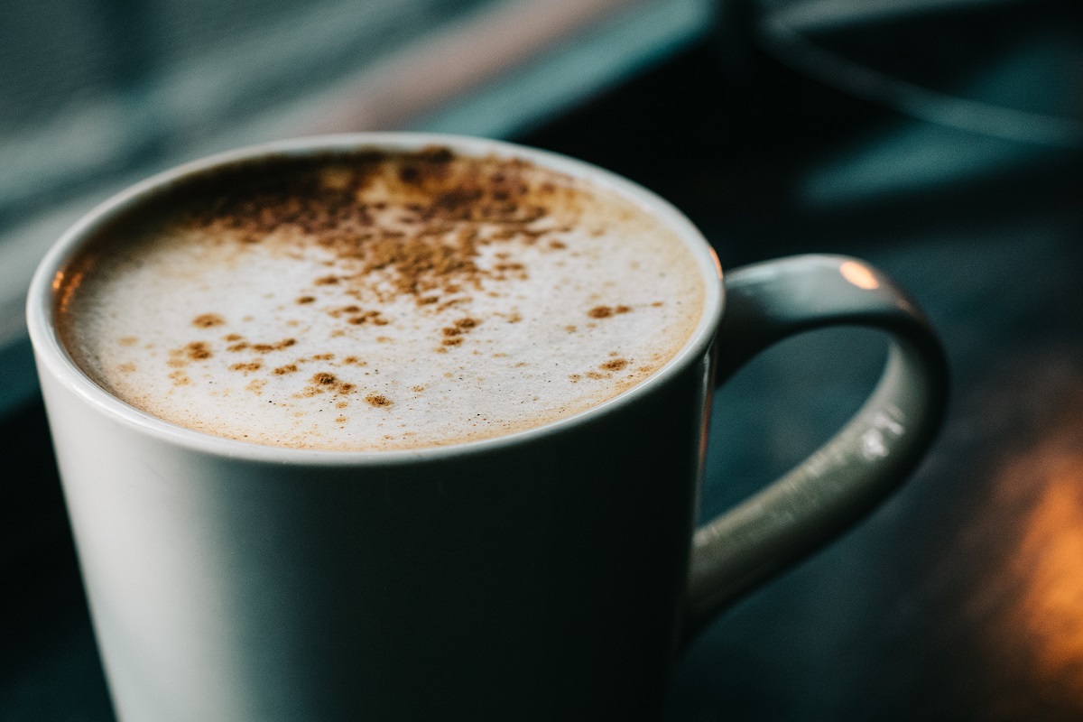 imagem de uma caneca de café com canela em cima