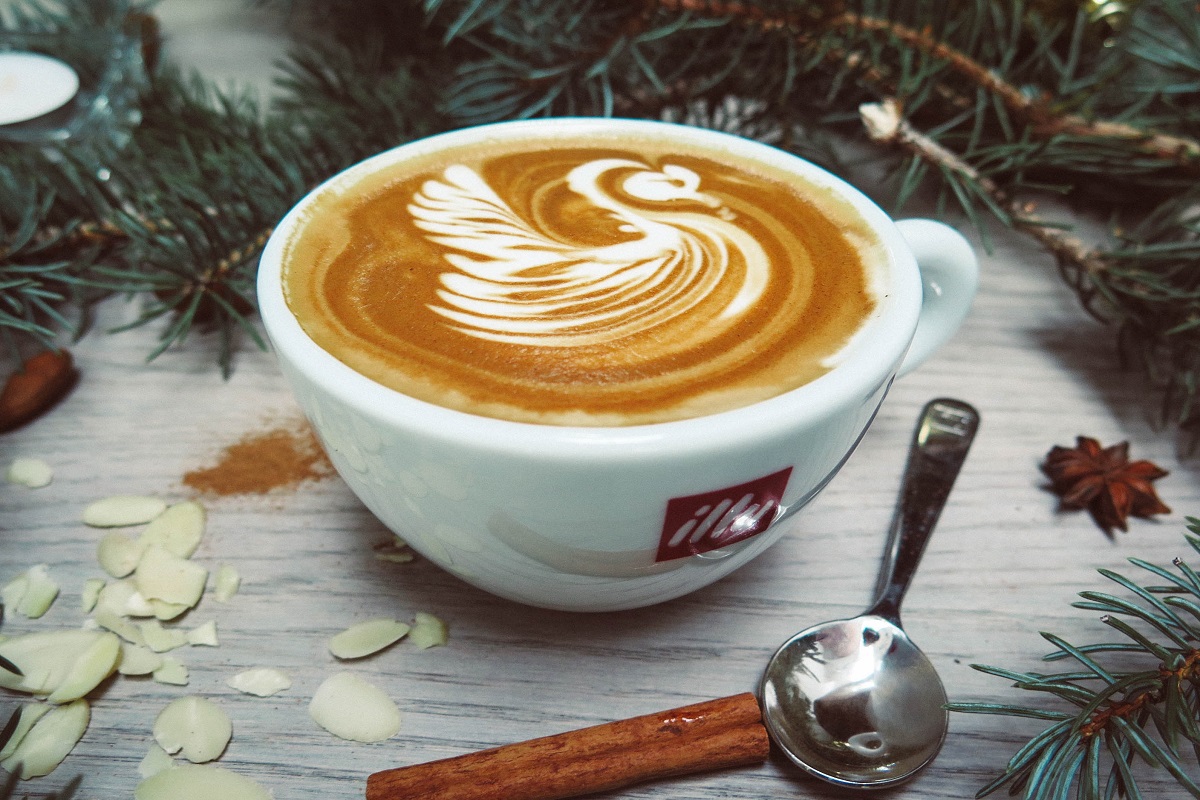 imagem de uma xícara de café com o desenho de uma garça no topo