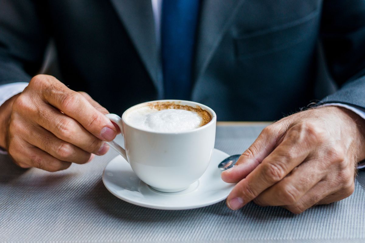 senhor de social, tomando café