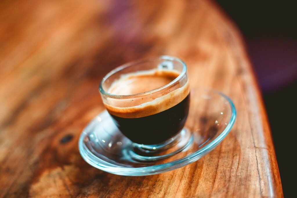 Beber café de maneira ecológica: A imagem mostra uma xícara de café