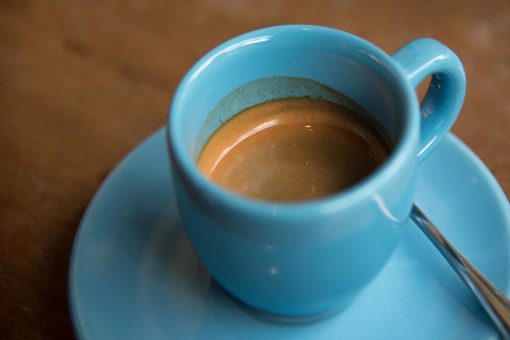 Beber café de maneira ecológica: a imagem mostra uma xícara de café azul de café 