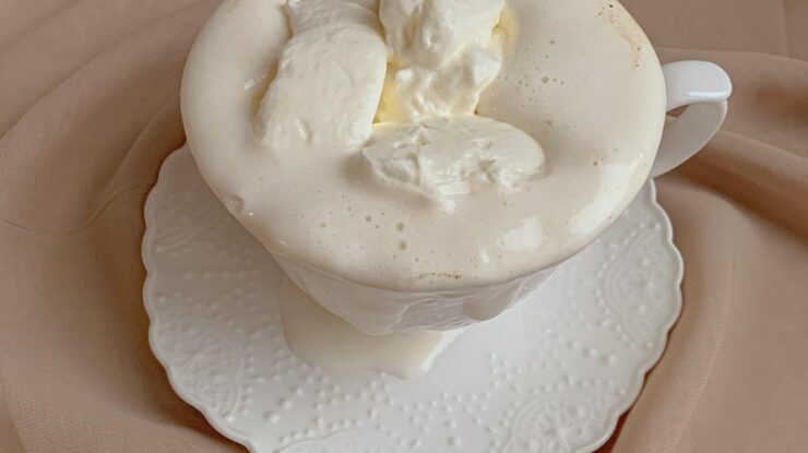 Foto de Affogato em xícara branca sobre mesa com toalha de cor rósea