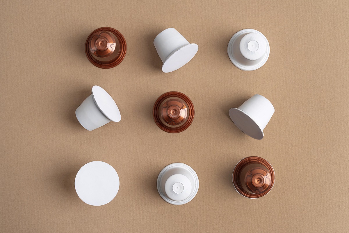 Nove capsulas bicafé sobre mesa uma ao lado da outra formando desenha quadrado