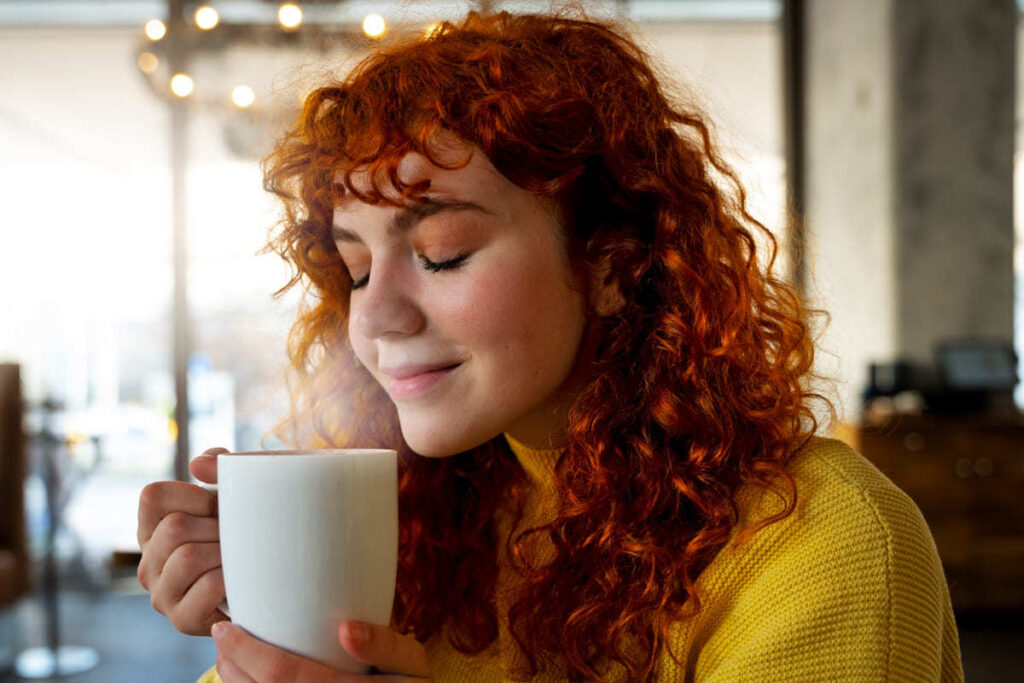 a imagem ilustra  uma mulher bebendo café frio 