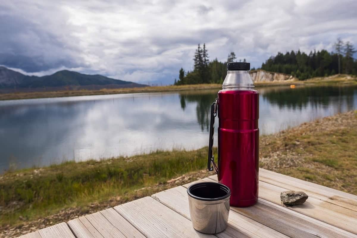 Qual é o copo de café térmico ideal para manter sua bebida quente?