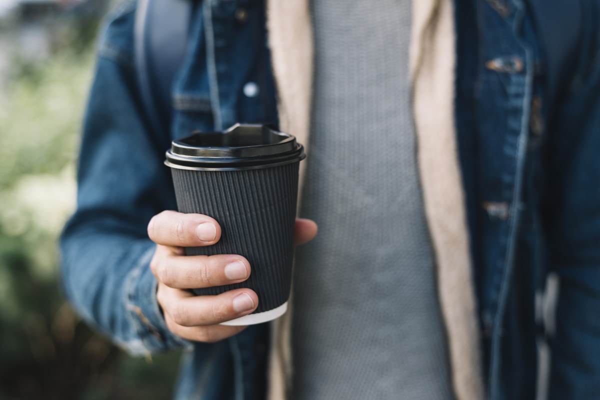 Qual é o copo de café térmico ideal para manter sua bebida quente?