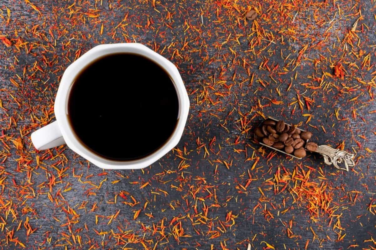 Descubra para que serve o café com açafrão