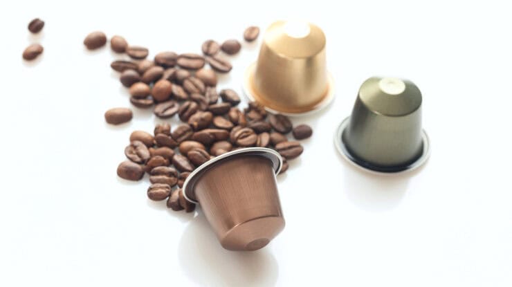 cápsulas de café e grãos de café
