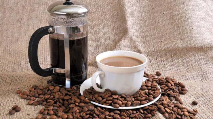 Café na palma da mão só com a cafeteira portátil