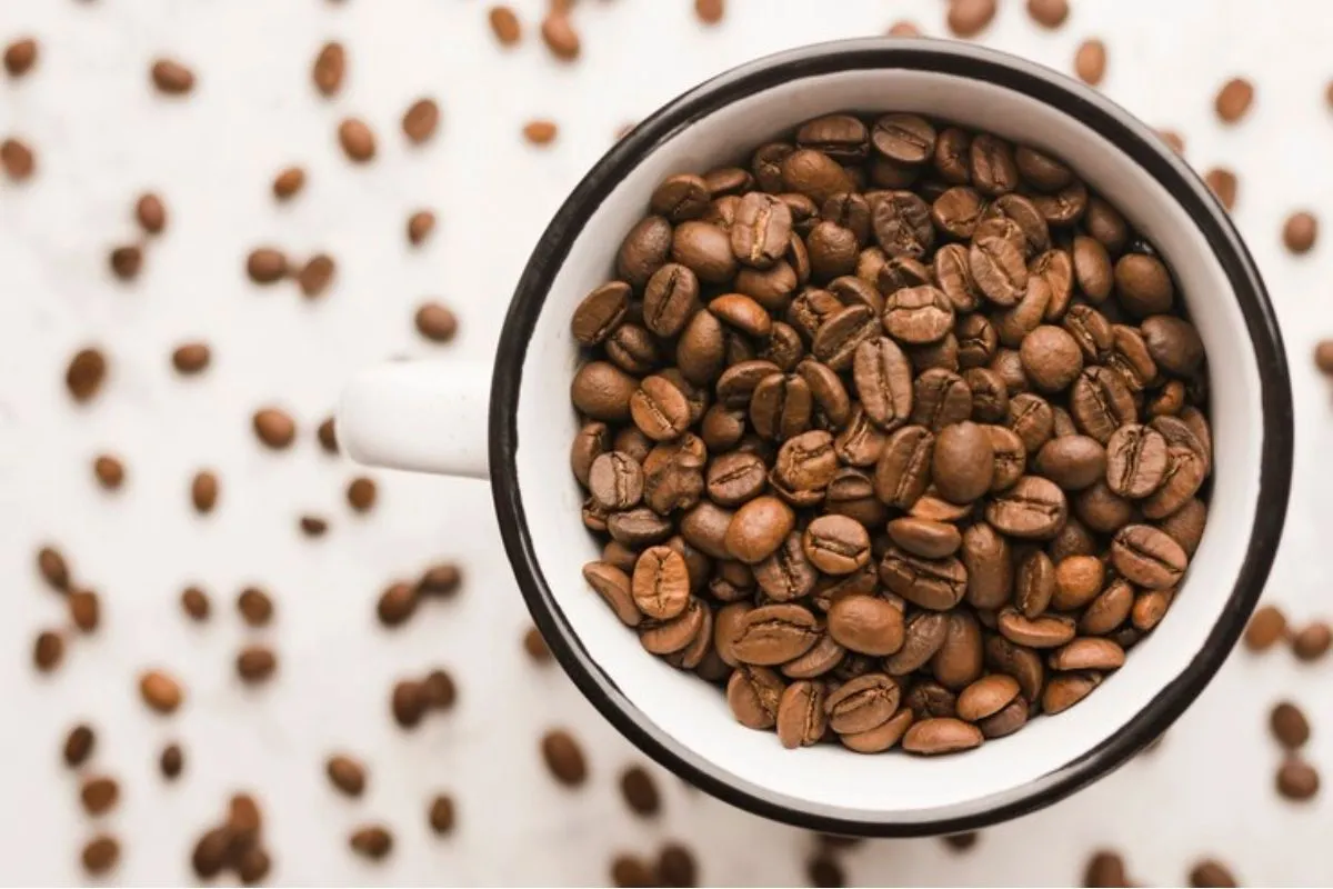 Tigela grande com blend de grãos de café para preparo da bebida