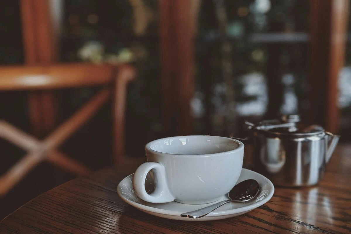 Xícara de café em uma mesa.