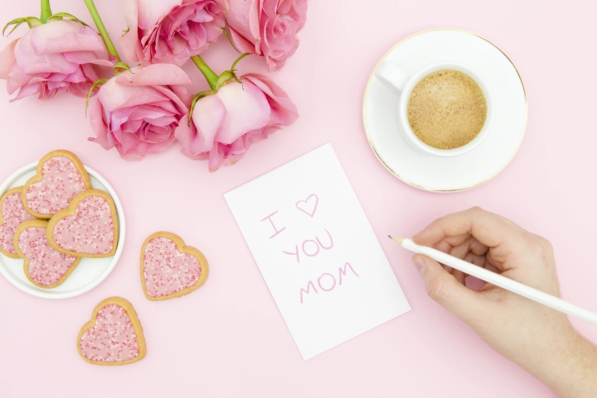 Recado especial de dia das mães e um café com bolachas