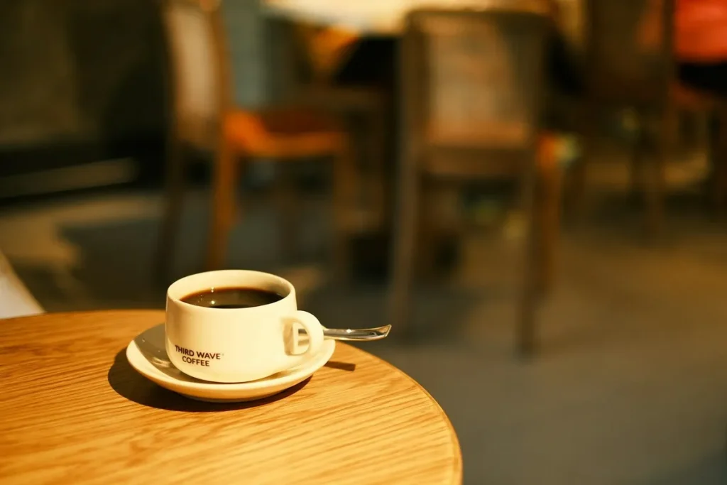 dia nacional do café, xícara de café quente em uma mesa de madeira em um café.