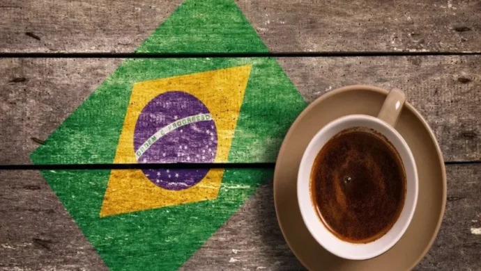 dia nacional do café, bandeira do Brasil e xícara de café em uma mesa de madeira rústica, celebrando a paixão brasileira.
