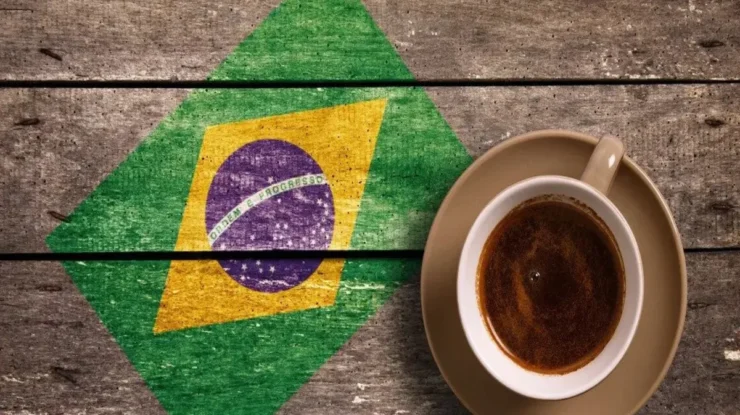 dia nacional do café, bandeira do Brasil e xícara de café em uma mesa de madeira rústica, celebrando a paixão brasileira.
