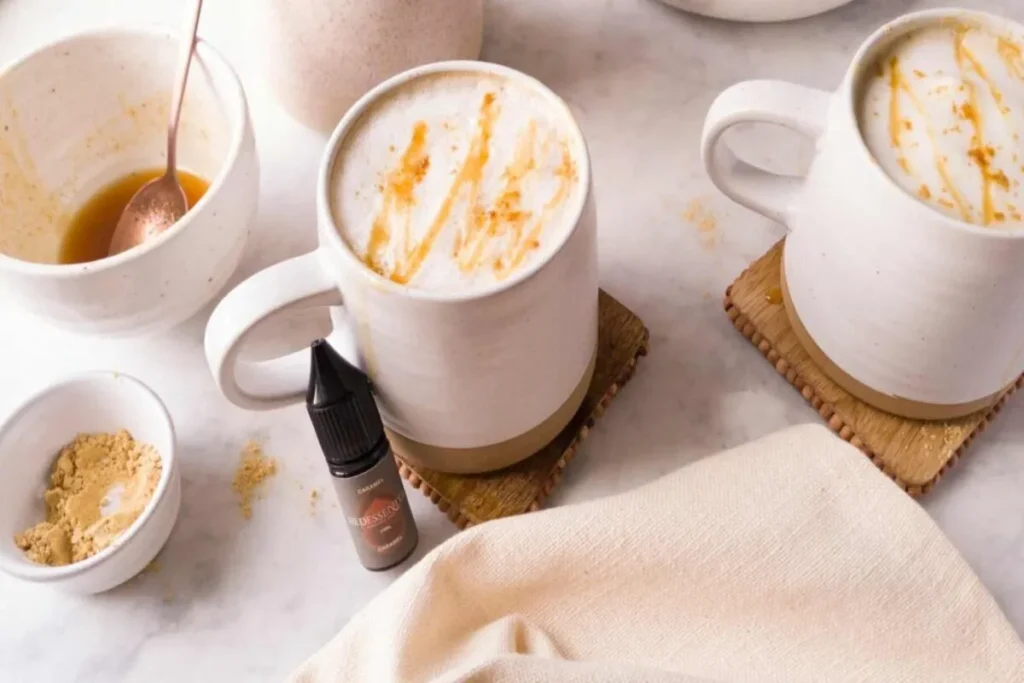 Bebida cremosa com toque de especiarias e miso, servida em caneca artesanal.